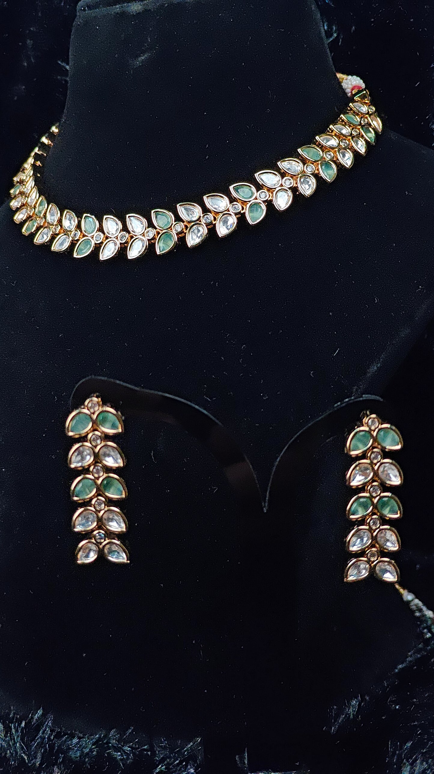 Parure collier et boucles d'oreilles feuille d'or