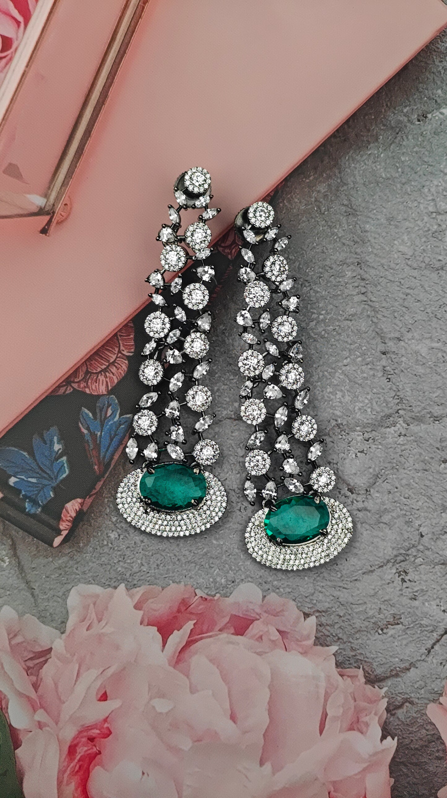 Boucles d'oreilles pendantes élégantes en émeraude CZ