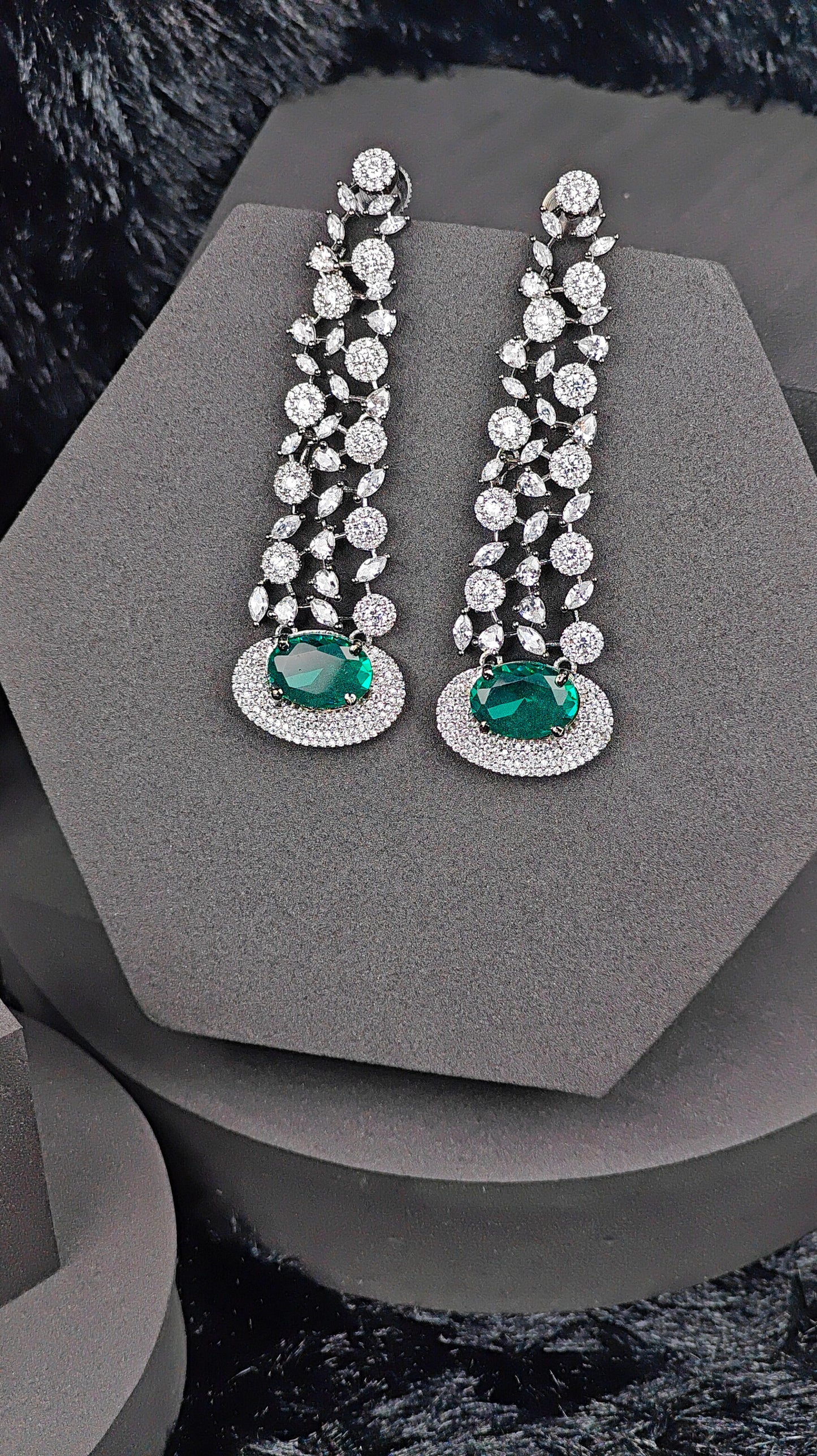 Boucles d'oreilles pendantes élégantes en émeraude CZ