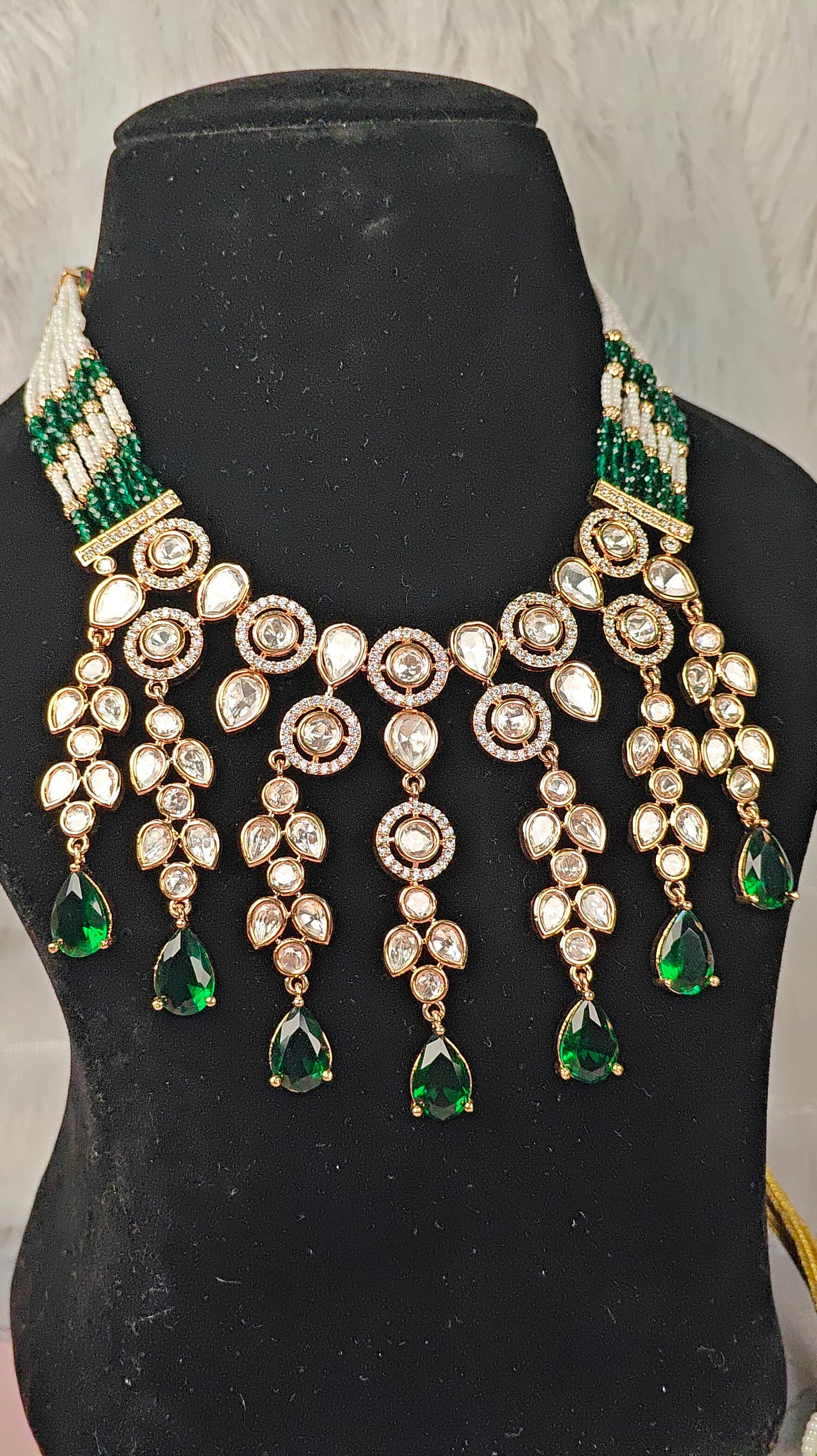 Parure de mariée Kundan avec pendentifs goutte d'émeraude