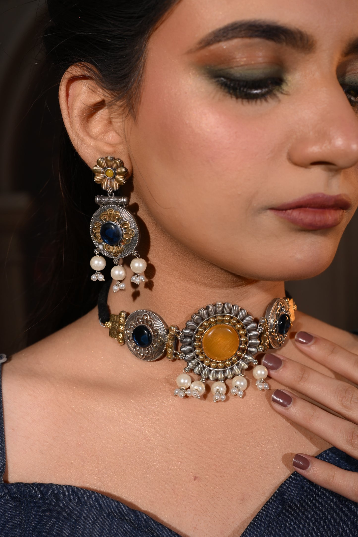 Dual-Tone Regal Medallion Oxidised Necklace Set